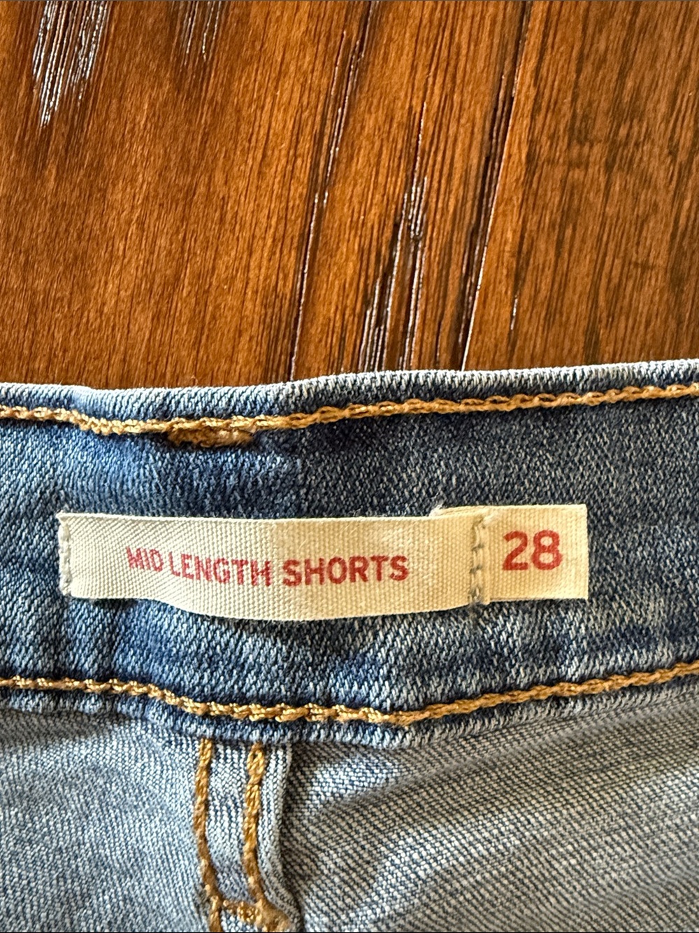 Levi’s EUC Size 28 Light Wash Denim Women’s Shorts - Picture 2 of 4